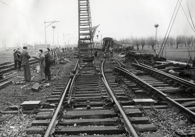 807622 Afbeelding van de ravage na de ontsporing van trein DM 80670 (Hannover-Hoek van Holland) met Britse militaire ...